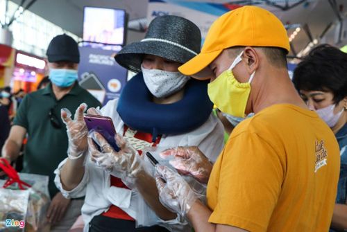  "Vì an toàn cho cả nhà nên tôi mua găng tay, phòng lây nhiễm bệnh", anh Thọ (du khách đến từ Hà Nội) nói. 