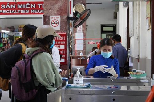 Kiểm tra thông tin hành khách trước khi vào ga.
