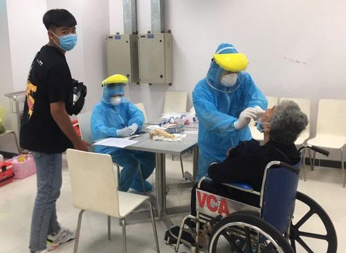 Lấy mẫu xét nghiệm COVID-19 ngay tại sân bay Cần Thơ.