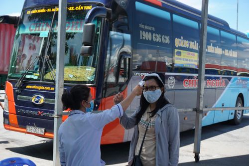 Trường hợp nào có các triệu chứng bất thường như: ho, sốt,... sẽ được đưa về trung tâm cách ly và lấy mẫu xét nghiệm.