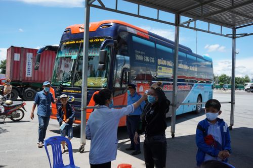 Tiến hành đo thân nhiệt đối với tất cả hành khách trên xe.