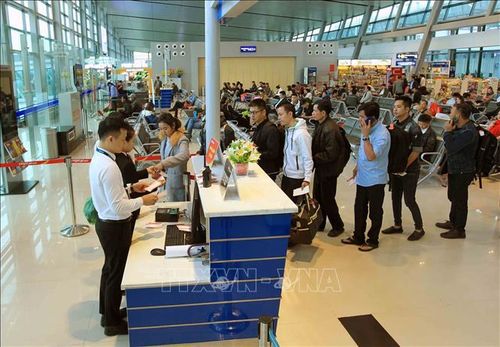 Hành khách xuất trình vé và giấy tờ tùy thân tại khu cách ly chuẩn bị lên máy bay. Ảnh tư liệu: An Đăng/TTXVN