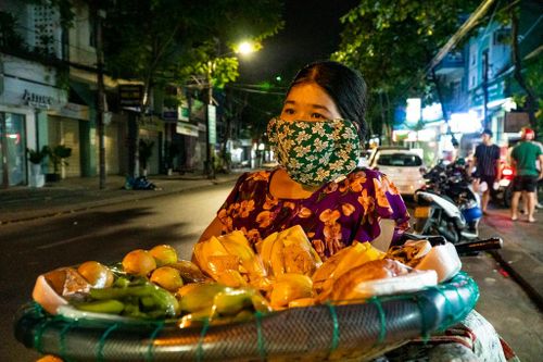  Chị Lê Thị Mỹ Phượng lo lắng về những ngày cách ly xã hội sắp tới. Ảnh: Văn Nguyện. 