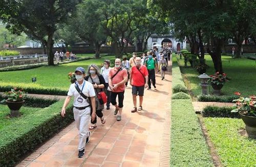 Các di tích, điểm tham quan tại Hà Nội yêu cầu du khách đeo khẩu trang (Ảnh: Quang Thái)