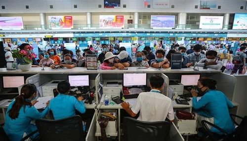 Du khách đổ dồn về sân bay Đà Nẵng để mong sớm được về nhà (Ảnh: VOV)
