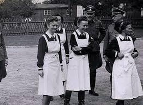 Erika được chính quyền Hitler truyền bá tư tưởng rùng rợn rằng việc giết chết những bệnh nhân Do Thái như trên là ban phát cái chết nhân đạo cho họ.