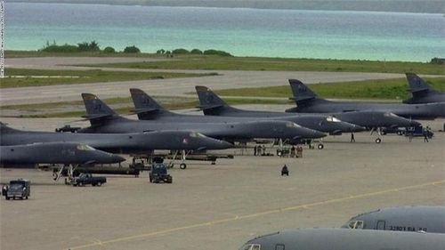 Hàng máy bay ném bom B-1 đậu trên đường băng tại căn cứ Mỹ ở Diego Garcia năm 2001. Ảnh: CNN