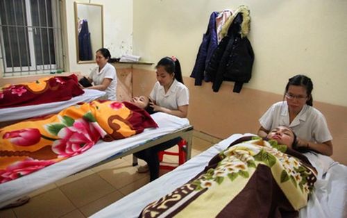 Công việc bấm huyệt của người khiếm thị đem lại cho Dự thu nhập ổn định và ước mơ cuộc sống (Ảnh minh họa)