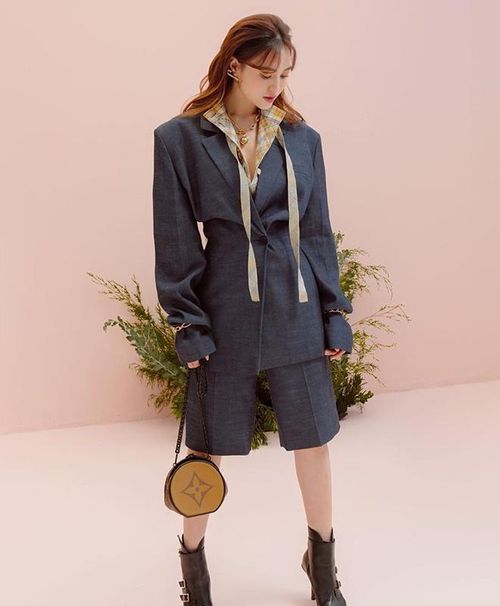 Cùng mẫu túi trên, Ninh Dương Lan Ngọc khéo léo kết hợp với trang phục short suit mang cảm hứng menswear cá tính. Nữ diễn viên thả vài chiếc cúc áo giúp diện mạo pha lẫn một chút sexy. Ảnh: NV cung cấp.