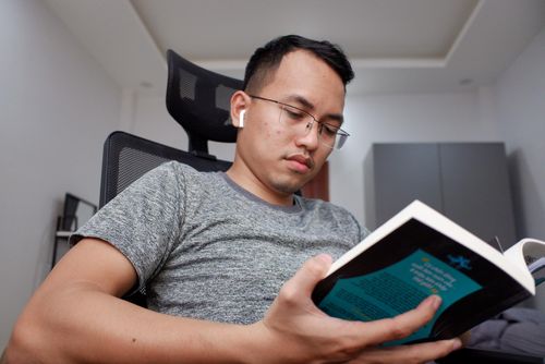 Tôi bắt đầu buổi chiều bằng việc đọc sách. Không gian làm việc tại nhà đôi lúc cho tôi cảm giác đơn điệu và không có sự tương tác với đồng nghiệp.