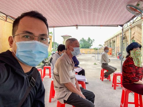 Nhân viên y tế khuyến cáo mọi người ngồi giãn cách 2 m. Tất cả đều tuân thủ.