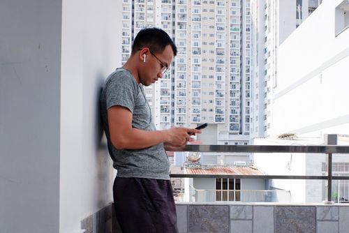 Hầu hết thời gian cách ly của tôi đều ở trong phòng riêng. Vì thế, mỗi ngày, tôi cũng dành khoảng 15 phút ra ngoài ban công thư giãn, nghe nhạc để thay đổi không gian.