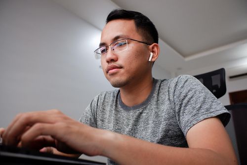 Ngay sau đó, cơ quan đã cho phép tôi làm việc từ xa. Tôi có cảm giác vừa lạ vừa quen khi chỉ hơn 2 tháng trước, tôi cũng làm việc tại nhà trong thời gian giãn cách xã hội.
