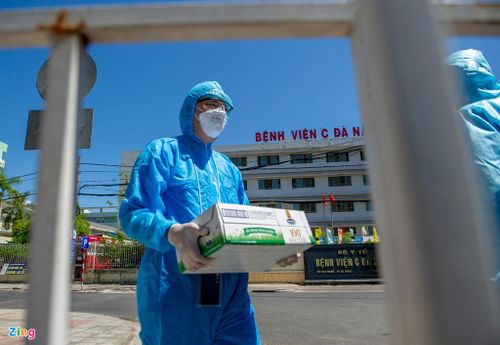  Bệnh viện C Đà Nẵng nhận nhu yếu phẩm trong thời gian bị phong tỏa. Ảnh: Hoàng Giám. 