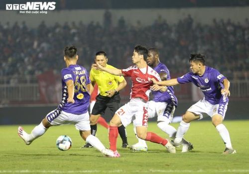 Một mình Công Phượng (áo đỏ) là không đủ. 