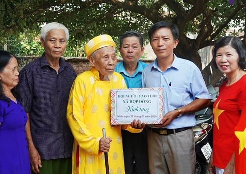 Chính quyền và các đoàn thể xã Hợp Đồng (huyện Chương Mỹ) đến thăm, tặng quà cụ Nguyễn Viết Áng là bố liệt sĩ.