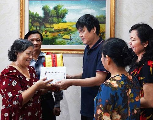  Thăm, tặng quà gia đình liệt sĩ Lê Văn Hạnh (quận Hoàng Mai).