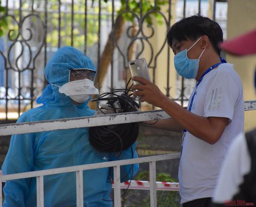 Người dân mang vội mấy cuộn giấy vệ sinh, dây để buộc treo quần áo.