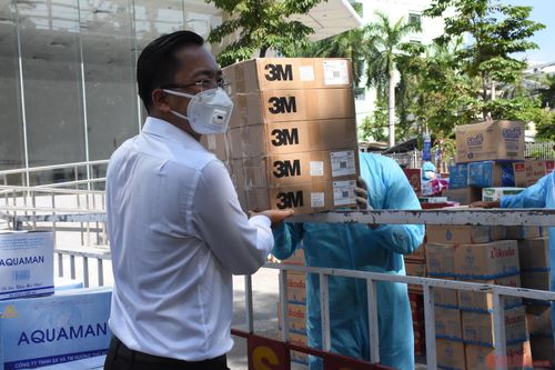 Một người dân tặng các bác sĩ 100 kính chống giọt bắn.