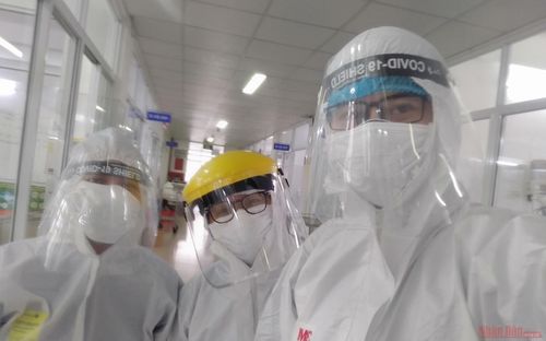 Các y, bác sĩ vững tin nơi đầu tuyến.