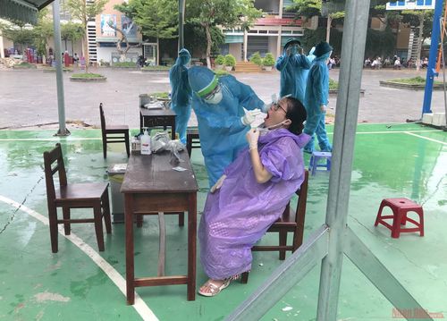 Người dân khu vực phong tỏa thực hiện lấy mẫu xét nghiệm.