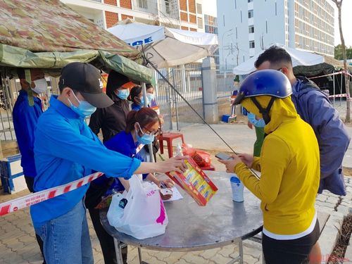 Tiếp sức tại khu vực cách ly tập trung.