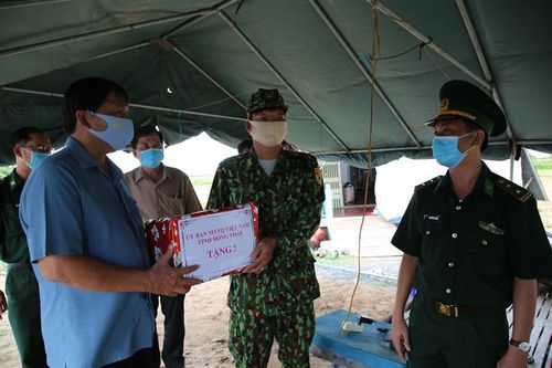 Đoàn công tác thăm, tặng quà tại chốt chống dịch Covid-19 thuộc Đồn Biên phòng cửa khẩu quốc tế Thường Phước. Ảnh: Phú Quý