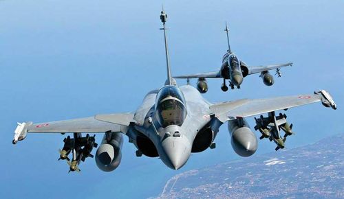 Do đó, Singapore và Hàn Quốc đã chọn cho mình mẫu F-15 mạnh mẽ, Ai Cập đã lựa chọn Su-35 và không tiếp tục mua thêm lô Rafale thứ hai. Trong khi Brazil, Oman, Morocco, Các Tiểu vương quốc Ả Rập Thống nhất và Kuwait đã từ chối mua Rafale. Bộ trưởng Quốc phòng Pháp tuyên bố về việc Rafale thua thầu tại Morocco là vì máy bay quá phức tạp và đắt đỏ, sau đó Morocco đã lựa chọn mẫu F-16V rẻ hơn và vượt trội mẫu tiêm kích Pháp trên nhiều khía cạnh. Ảnh: Biên đội Rafale với vũ khí mạnh mẽ.