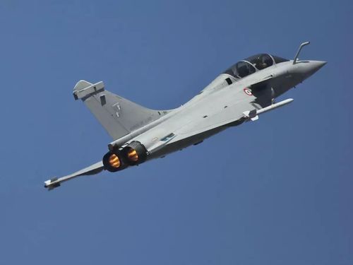 Một điều nữa cản trở sự thành công trong xuất khẩu của Rafale là hiệu suất chiến đấu quá kém. Điều này đồng nghĩa với việc các quốc gia muốn tìm kiếm một mẫu tiêm kích hạng nặng sẽ lựa chọn F-15 của Mỹ hoặc Su-35 của Nga, trong khi các quốc gia muốn tìm kiếm một mẫu tiêm kích hạng trung hoặc hạng nhẹ giá rẻ sẽ tìm đến F-16V, F-18E hoặc Mig-35. Ảnh: Tiêm kích Rafale của Không quân Pháp.