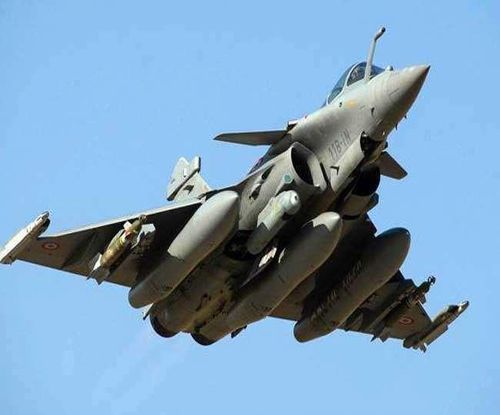 Rafale được tạo ra với mục đích chi phí sản xuất và vận hành thấp, đồng thời phải có khả năng thực hiện nhiều nhiệm vụ khác nhau. Điều này cũng đồng nghĩa với việc sẽ không giỏi trong các hoạt động không chiến và cũng không quá xuất sắc trong việc cường kích mặt đất. Tất nhiên, khả năng thực hiện của nó là không thể so sánh được với những máy bay chiến đấu hạng nặng.