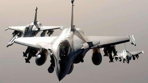 Qatar là quốc gia thứ hai vận hành Rafale sau Ai Cập, rõ ràng là họ sẽ không tiếp tục đặt hàng loại tiêm kích này nữa. Thay vào đó, họ lựa chọn mẫu tiêm kích hạng nặng F-15QA - mẫu nâng cấp tiên tiến nhất của dòng F-15. Hiệu suất chiến đấu của F-15QA thì rõ ràng là vượt trội Rafale về mọi mặt trong khi chi phí lại rẻ hơn nhiều. Ảnh: Biên đội Rafale tác chiến