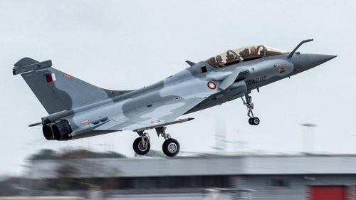 Đây được coi là tiêm kích thế hệ 4+, thực hiện chuyến bay đầu tiên vào năm 1986 và chính thức đưa vào sử dụng trong Không quân Pháp từ năm 2001. Máy bay chiến đấu này sử dụng động cơ M88 có hiệu suất khá kém, khiến tốc độ tối đa của nó là không quá cao (chỉ đạt Mach 1.8) và có trọng lượng gần bằng với trọng lượng máy bay F-18C Hornet của Mỹ. Ảnh: Tiêm kích Rafale của Không quân Qatar.