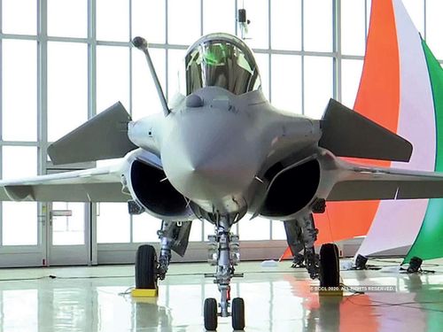 Về phía Ấn Độ, là khách hàng thứ ba của Rafale, cũng là giảm số lượng đặt hàng từ 126 chiếc xuống chỉ còn 36 chiếc. Dự án mua sắm tốn kém này cũng dẫn đến một vụ bê bối lớn của quan chức Ấn Độ với cáo buộc tham nhũng trên quy mô lớn. Ấn Độ đã không có hào hứng gì về việc đặt mua thêm Rafale nhưng đang đàm phán tích cực để mua tiêm kích hạng trung Mig-35 và tiêm kích hạng nặng Su-57 từ Nga. Ảnh: Tiêm kích Rafale của Ấn Độ.