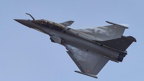 Và rào cản cuối cùng trong việc xuất khẩu Rafale đó chính là vị thế chính trị trên trường quốc tế. Mọi hợp đồng mua sắm vũ khí luôn đi kèm với những ảnh hưởng và quan hệ chính trị, trong khi Mỹ, Nga hay Anh có tiếng nói trong hội đồng quốc tế, Pháp được cho là có ảnh hưởng chính trị ít hơn so với khách hàng tiềm năng của mình. Cộng với việc hiệu suất chiến đấu kém và chi phí quá cao, Rafale thực sự đang gặp một bất lợi cực kỳ lớn trong việc có thể được mua sắm bởi bất kỳ quốc gia nào.