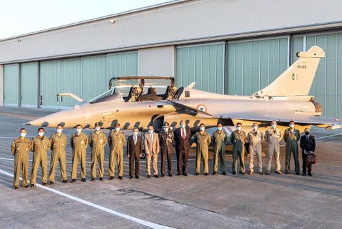 Ngày 29/5 vừa qua, biên đội 5 chiếc tiêm kích Rafale do Ấn Độ đặt mua đã thực hiện thành công chuyến bay từ nơi sản xuất ở Pháp về căn cứ Không quân ở miền bắc nước này. Không lâu sau sự kiện, truyền thông Hoa Kỳ đã đưa ra những phân tích khá khách quan về việc lí do mà mẫu chiến đấu cơ hiện đại của Pháp này không được nhiều khách hàng trên thế giới ưu chuộng. Ảnh: Tiêm kích Rafale mới vừa được bàn giao cho Không quân Ấn Độ