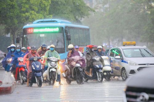 Mưa to ở khu vực Ô Chợ Dừa (Hà Nội) vào chiều nay.