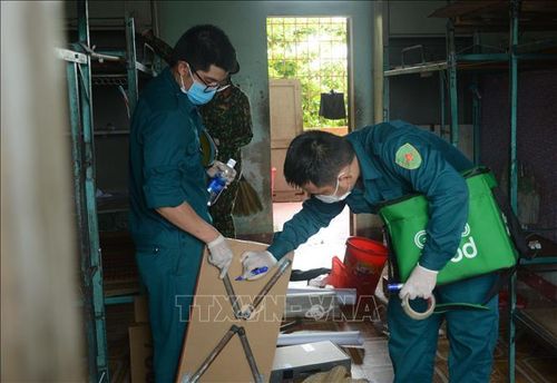 Lực lượng dân quân tự vệ đến hỗ trợ công tác di chuyển vật dụng tại ký túc xá.