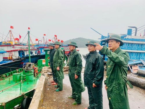 Lực lượng chức năng tích cực kêu gọi thuyền vào bờ neo đậu an toàn. 
