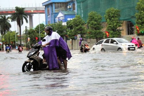 Ngã 4 Bưu điện thành phố ngập sâu trong biển nước