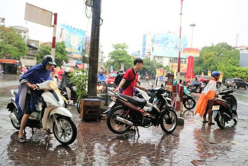 Đoạn đường Lương Khánh Thiện - Trần Khánh Dư xe chết máy la liệt
