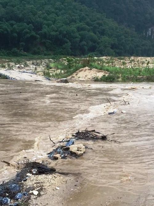 Sau khi đập tạm ở bản Bo Hiềng bị lũ cuốn trôi, hàng trăm hộ dân ở bản Sa Ná, bản Son, bản Ché Lầu đang bị cô lập.