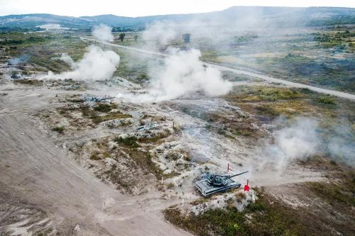Xe tăng T-72B3 khai hỏa trong cuộc diễn tập phối hợp với lính dù. Cũng theo IISS, năm 2013, Bộ Quốc phòng Nga lên kế hoạch thành lập thêm 1 lữ đoàn lính dù cơ động và mở rộng lên cấp sư đoàn vào năm 2023.