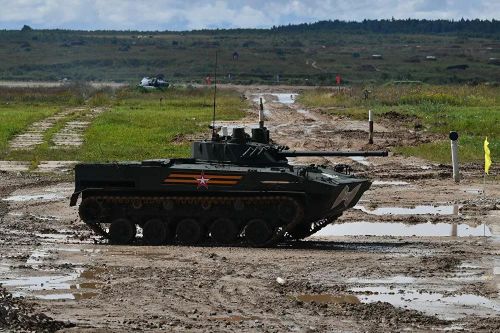 Xe chiến đấu bộ binh BMD-4, chiến xa chủ lực của lính dù Nga. Một trong những khả năng độc đáo của lính dù Nga là cho xe thiết giáp BMD-4 nhảy dù với ê-kíp chiến đấu bên trong, cho phép tham chiến ngay khi hạ cánh trên mặt đất.
