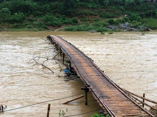 Chiếc cầu tạm bắc qua sông Luồng để vào bản Lâm, xã Trung Tiến, huyện Quan Sơn (Thanh Hóa) bị lũ cuốn trôi, khiến 40 hộ dân bị cô lập.