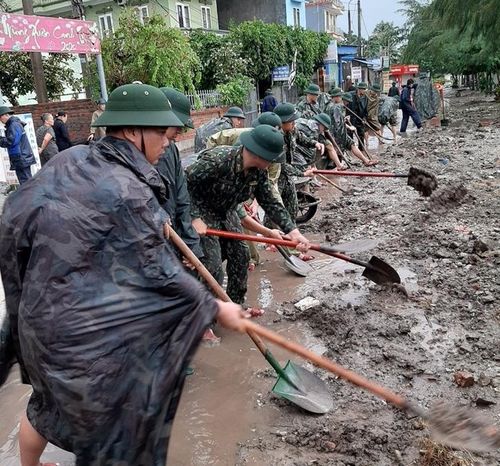 Cán bộ, chiến sĩ Đồn Biên phòng Cát Hải phối hợp với các lực lượng dọn vệ sinh đường ngõ tổ dân phố. Ảnh: Nguyễn Quang Vinh
