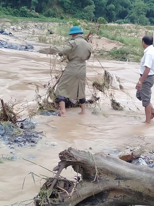 Đập tràn bị hư hỏng, giao thông chia cắt