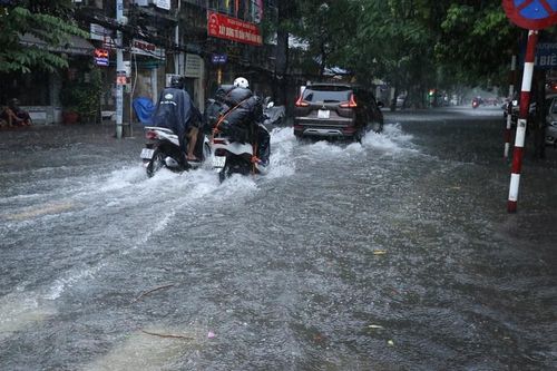 Tuyến phố Cát Dài, Hải Phòng bị ngập. (Ảnh: Hoàng Ngọc/TTXVN)
