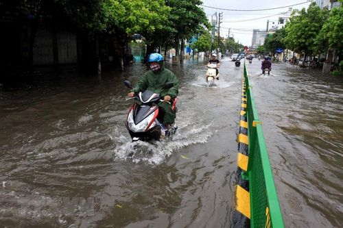 Mưa lớn gây ngập tại đường Lý Bôn, thành phố Thái Bình. (Ảnh: Thế Duyệt/TTXVN)