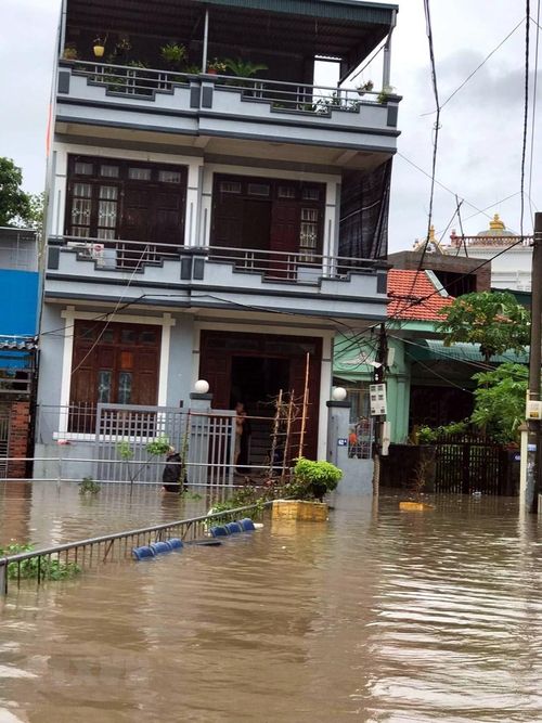 Mưa lớn gây ngập lụt ở khu 1, phường Cao Xanh, thành phố Hạ Long. (Nguồn: TTXVN)