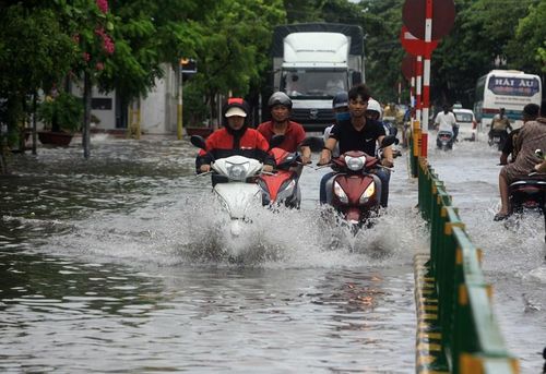 Mưa lớn gây ngập tại đường Lý Bôn, thành phố Thái Bình. (Ảnh: Thế Duyệt/TTXVN)
